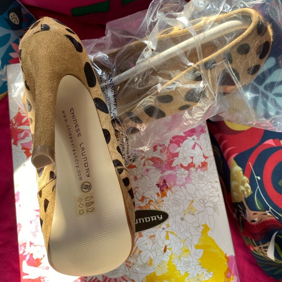 Chinese Laundry Wendy II Leopard Platform Pump - Picture 4 of 4